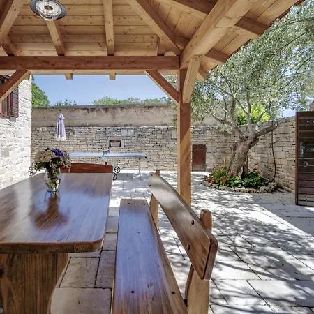 Laurana Zadarvillas פאקוסטאן