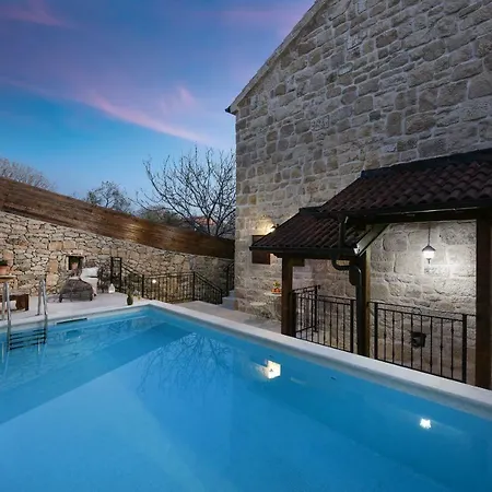 Laurana Zadarvillas פאקוסטאן