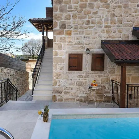 Laurana Zadarvillas *